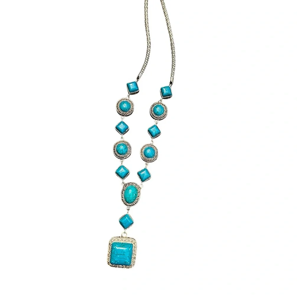 Elegant Turquoise Necklace with Silver Accents - Picture 3 of 4